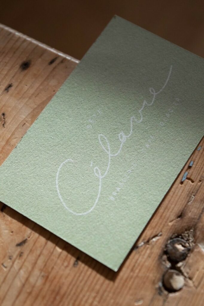 Carte de visite Brasserie Glacier – Impression Blanche numérique sur papier recyclé vert d’eau  – Materica Verdigris 250gr/m2