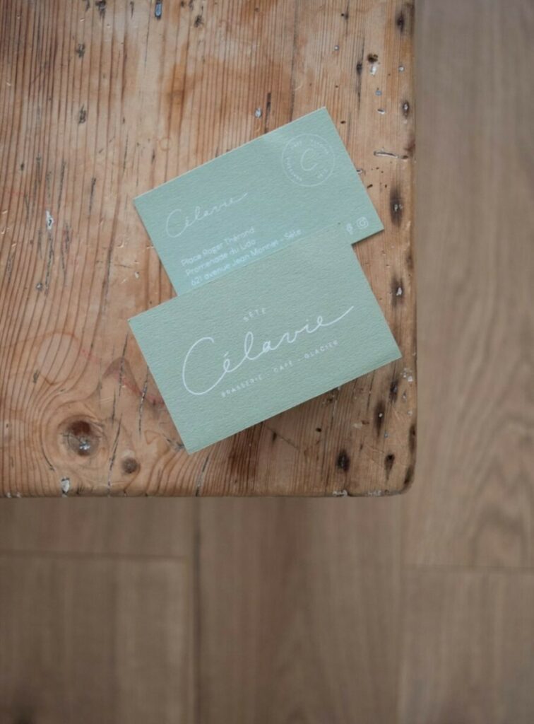 Carte de visite Brasserie Glacier – Impression Blanche numérique sur papier recyclé vert d’eau  – Materica Verdigris 250gr/m2
