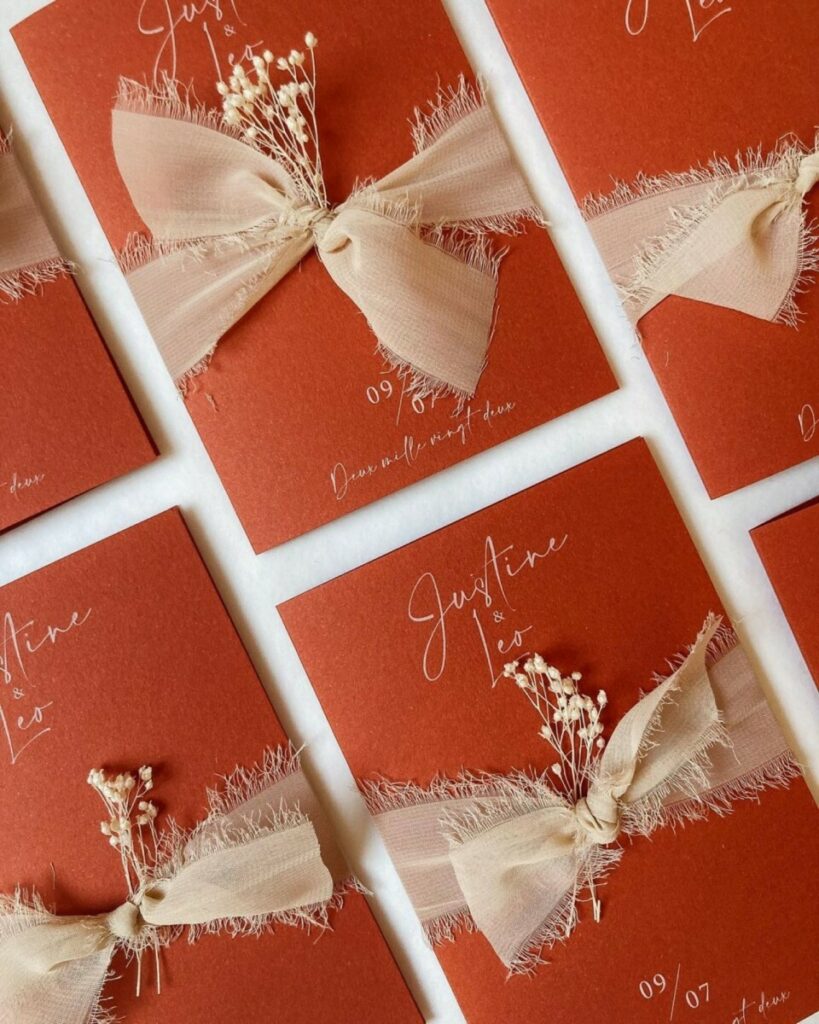 Faire-part de mariage Terracotta avec son ruban mouseline et brin de broom bloom – Materica Terra Rossa impression blanche numérique – découpe pochette à la forme avec rabat – Coupon Keaykolour  Biscuit