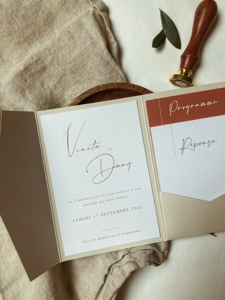 Faire-part de mariage pochette avec rabat Colorplan Mist et fourreau Colorplan Mid green – Coupons impression Terracotta sur papier texturé Création Pack 350gr/m2