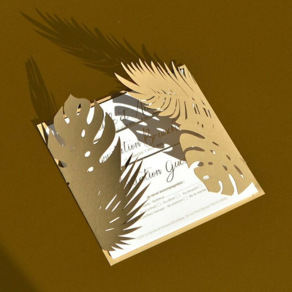 Faire-part de mariage Tropical en découpe laser feuillages – Papier kraft et marquage à chaud Or Brillant – 3 volets Pli portefeuille – Papier recyclé Materica Kraft