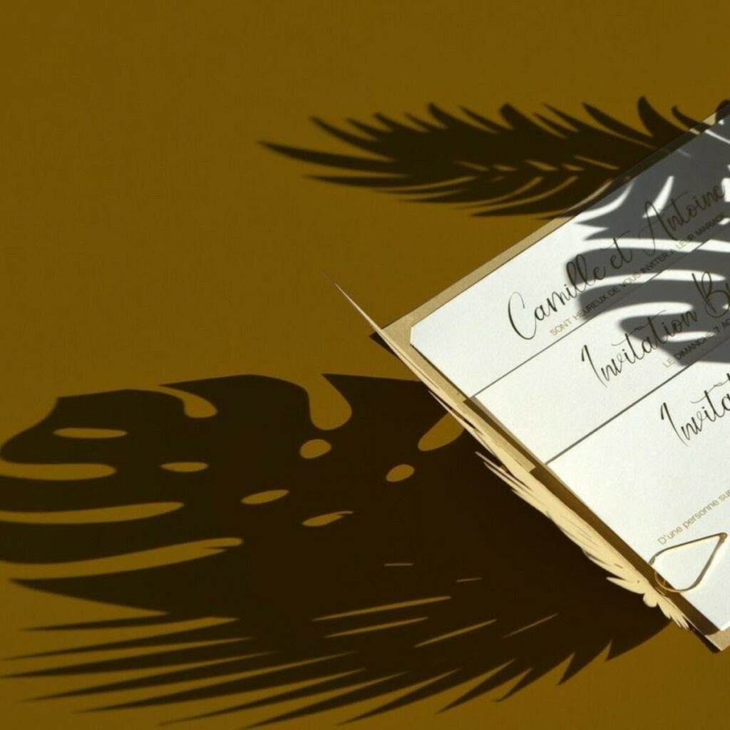 Faire-part de mariage Tropical en découpe laser feuillages – Papier kraft et marquage à chaud Or Brillant – 3 volets Pli portefeuille – Papier recyclé Materica Kraft