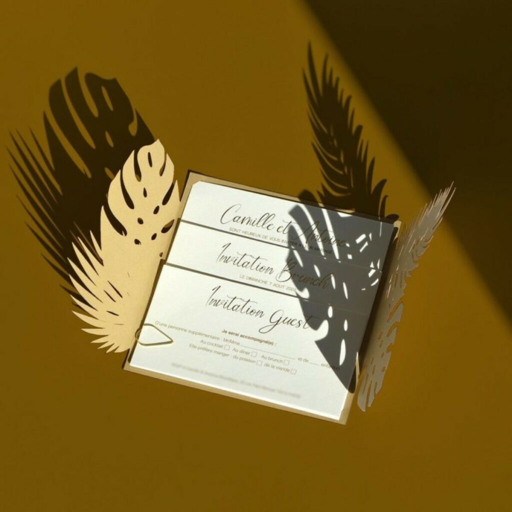 Faire-part de mariage Tropical en découpe laser feuillages – Papier kraft et marquage à chaud Or Brillant – 3 volets Pli portefeuille – Papier recyclé Materica Kraft