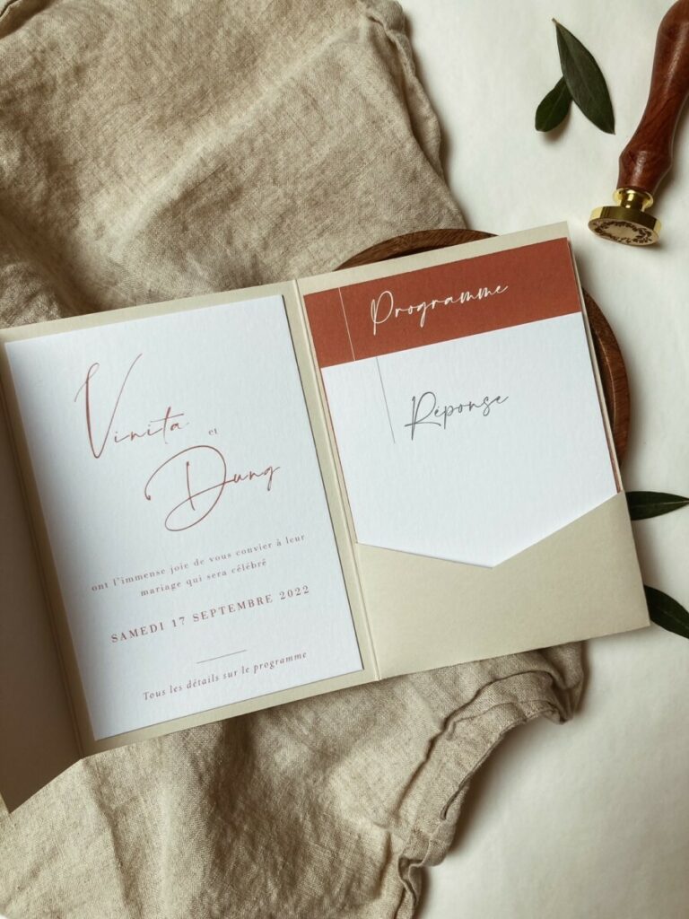 Faire-part de mariage pochette avec rabat Colorplan Mist et fourreau Colorplan Mid green – Coupons impression Terracotta sur papier texturé Création Pack 350gr/m2