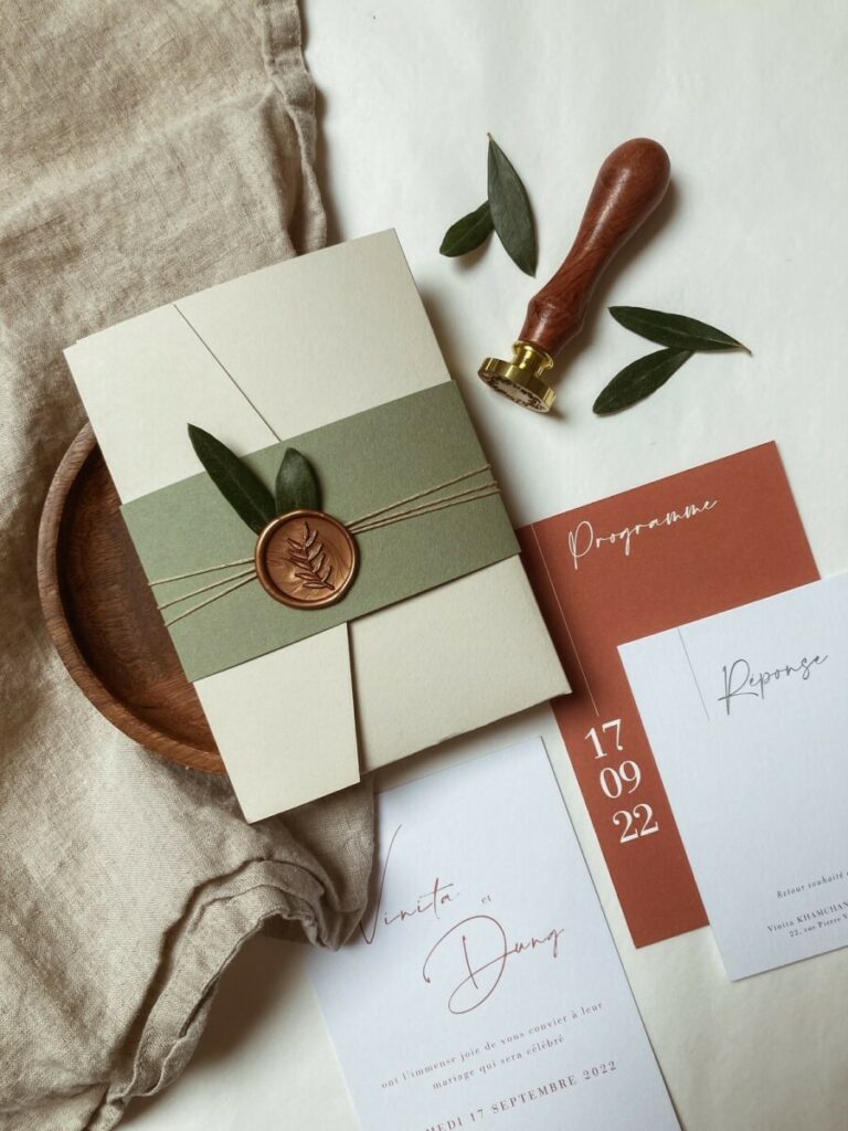 Faire-part de mariage pochette avec rabat Colorplan Mist et fourreau Colorplan Mid green – Coupons impression Terracotta sur papier texturé Création Pack 350gr/m2