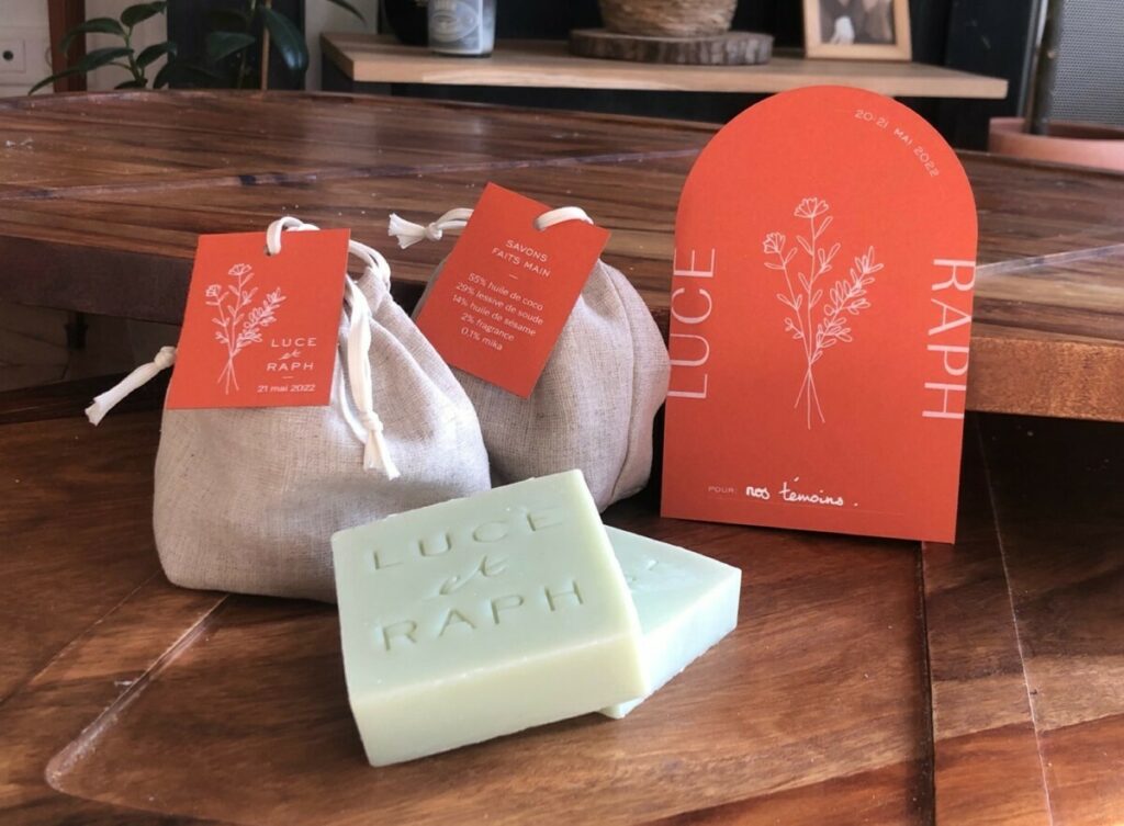Faire-part de mariage en forme d’arche avec étiquettes cadeau savon – Papier Terracotta avec impression blanche numérique – Découpe laser – Materica Terra Rossa 250gr/m2