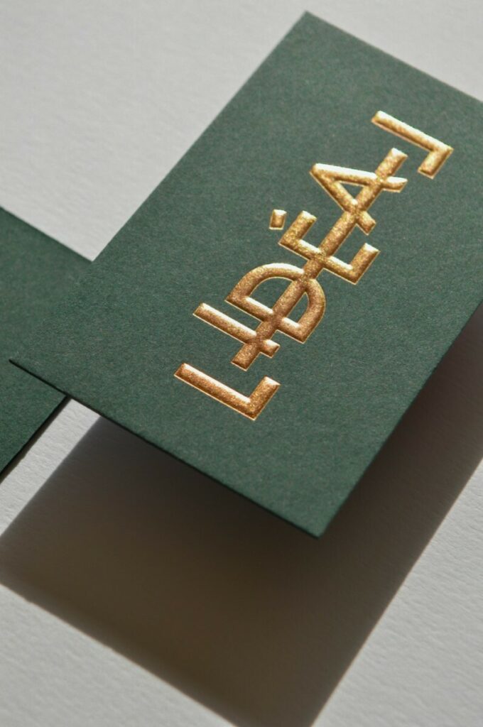 Cartes de visite Concept store masculin – Dorure galbé Cuivre 355- Contre collage duplex 700gr/m2 – Colorplan Racing Green