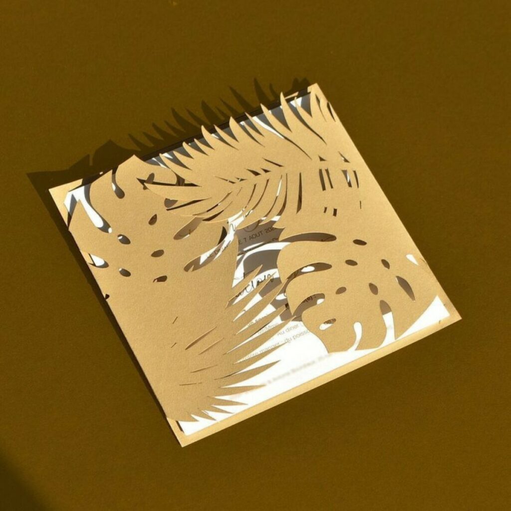 Faire-part de mariage Tropical en découpe laser feuillages – Papier kraft et marquage à chaud Or Brillant – 3 volets Pli portefeuille – Papier recyclé Materica Kraft