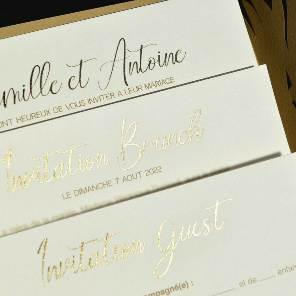 Faire-part de mariage Tropical en découpe laser feuillages – Papier kraft et marquage à chaud Or Brillant – 3 volets Pli portefeuille – Papier recyclé Materica Kraft