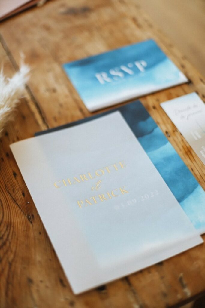 Faire-part de mariage thème plage vague avec pochette calque en marquage à chaud or brillant – Old Mill Premium White
