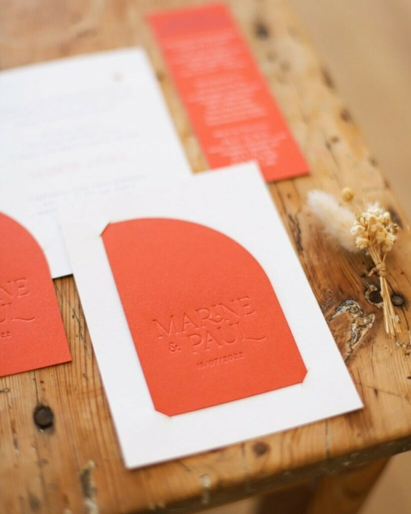 Faire-part de mariage demi-arche Terracotta en debossage pur – Découpe laser encoches – Impression blanche numérique – Materica terra rossa 360gr/m2