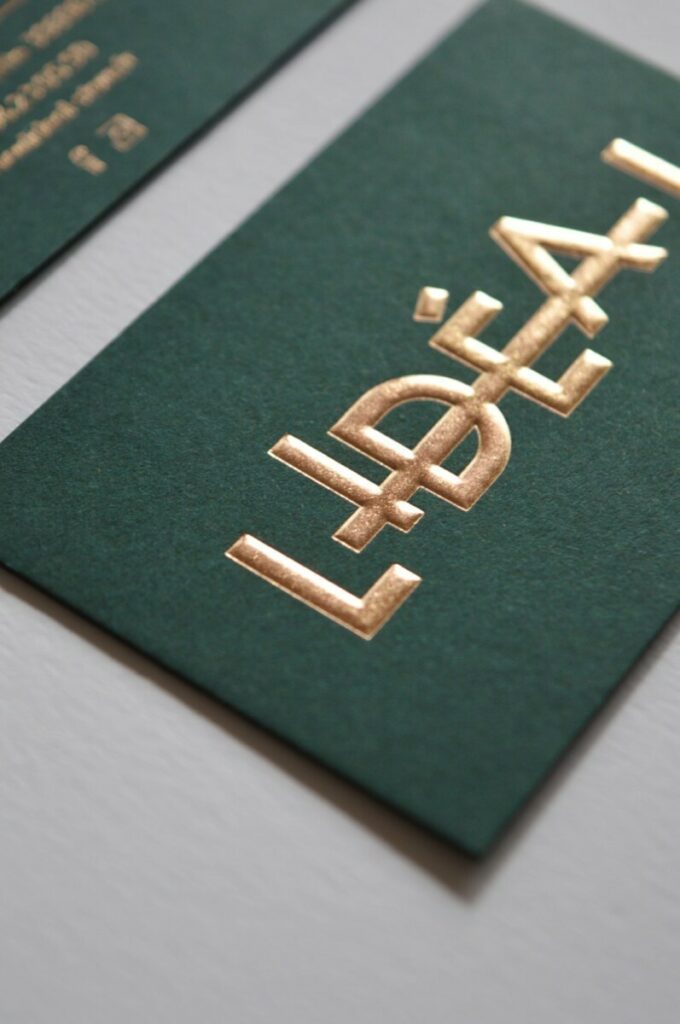 Cartes de visite Concept store masculin – Dorure galbé Cuivre 355- Contre collage duplex 700gr/m2 – Colorplan Racing Green