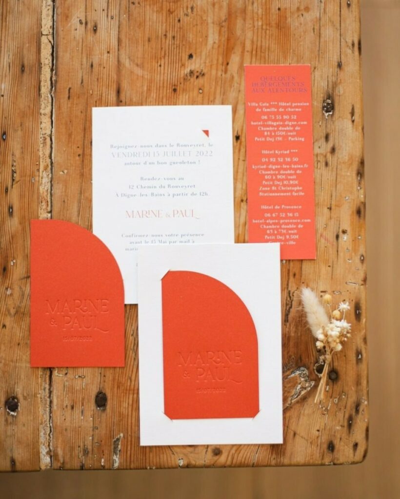 Faire-part de mariage demi-arche Terracotta en debossage pur – Découpe laser encoches – Impression blanche numérique – Materica terra rossa 360gr/m2