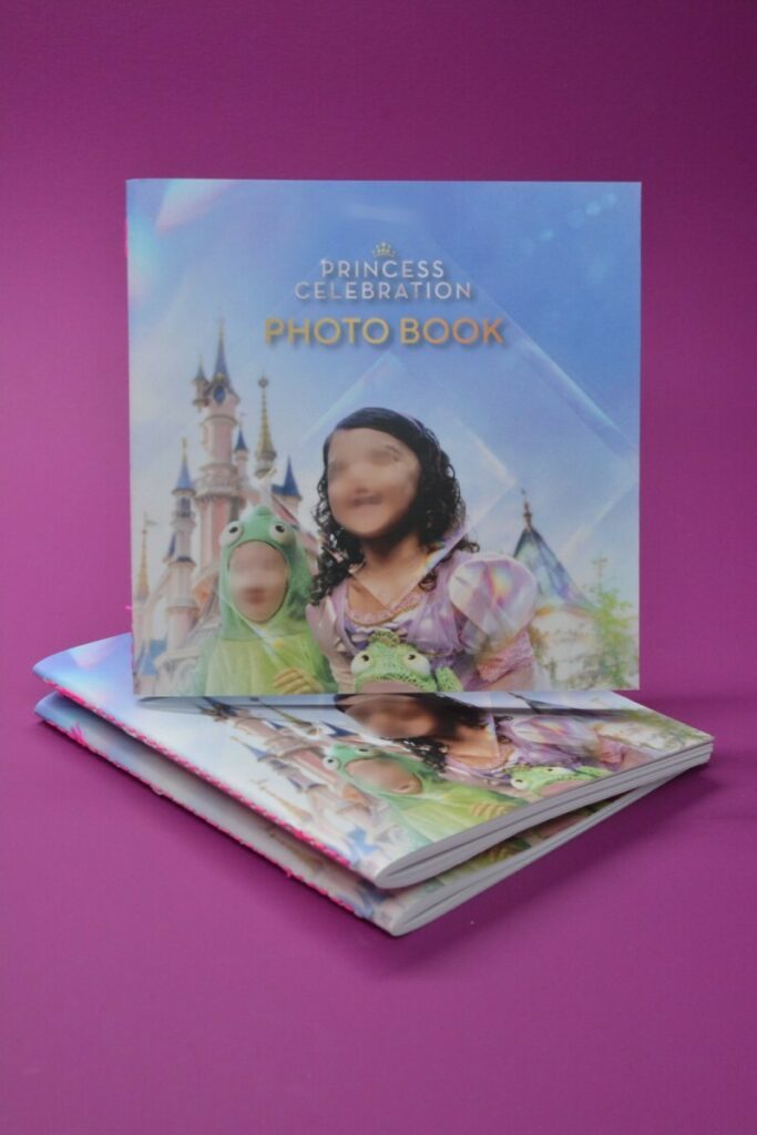 Livre photos souvenirs – Polaroïd à coller parc attractions – Couverture duplex 600gr/m2 – Reliure Couture singer rose