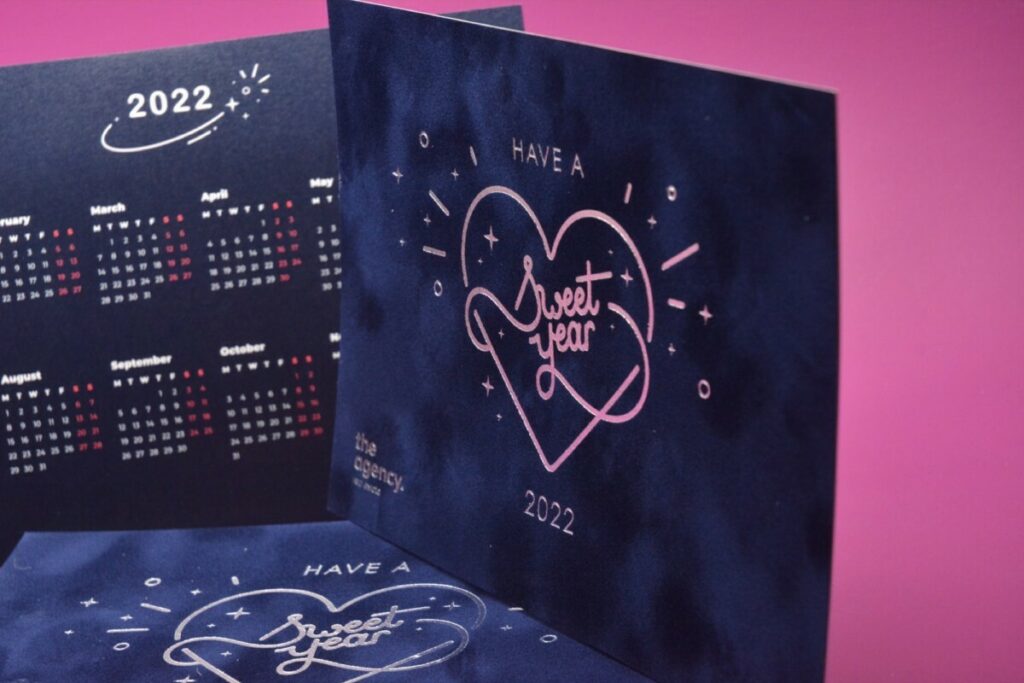 Carte de Voeux calendrier en velours bleu marine avec marquage à chaud argent brillant conte collé duplex sur Olin Regular 400gr/m2