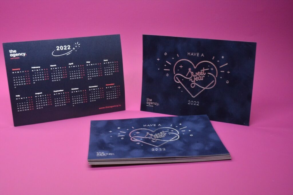 Carte de Voeux calendrier en velours bleu marine avec marquage à chaud argent brillant conte collé duplex sur Olin Regular 400gr/m2
