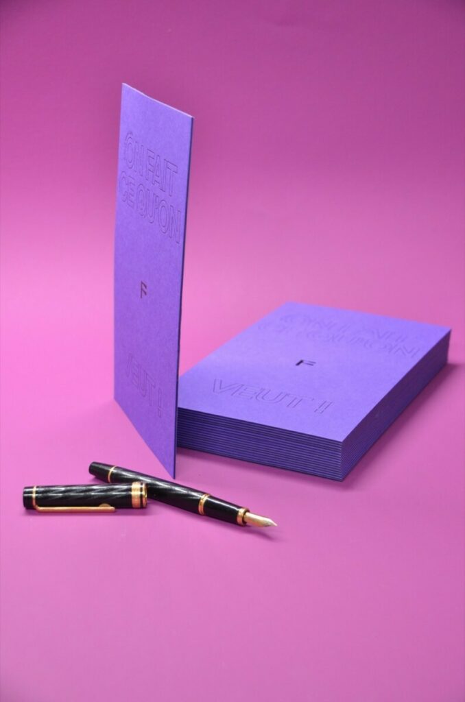 Carton Invitation Polaroid insert noir – Contre collage triplex 1mm – Colorplan Purple – Marquage à chaud Noir brillant en Débossage