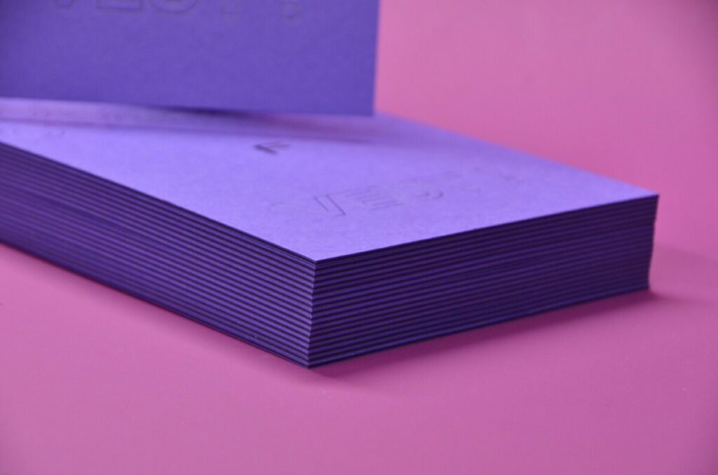 Carton Invitation Polaroid insert noir – Contre collage triplex 1mm – Colorplan Purple – Marquage à chaud Noir brillant en Débossage