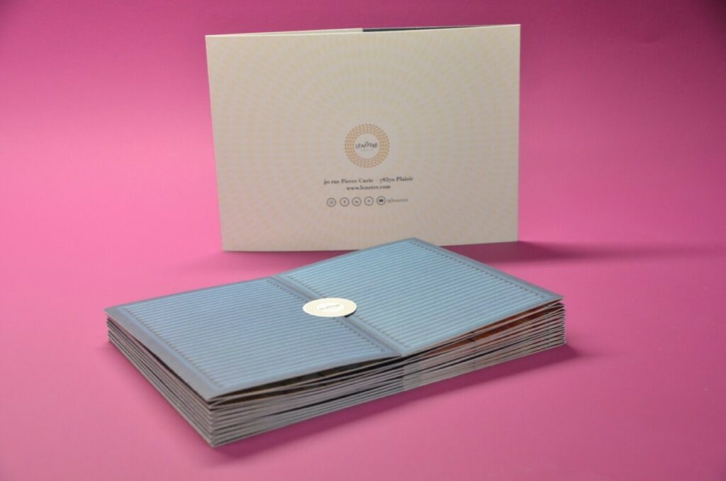 Cartes de Voeux parfumée odeur fleur d’orangé – pli fenêtre et découpe à la forme sur mesure – Pur Coton 350gr/m2