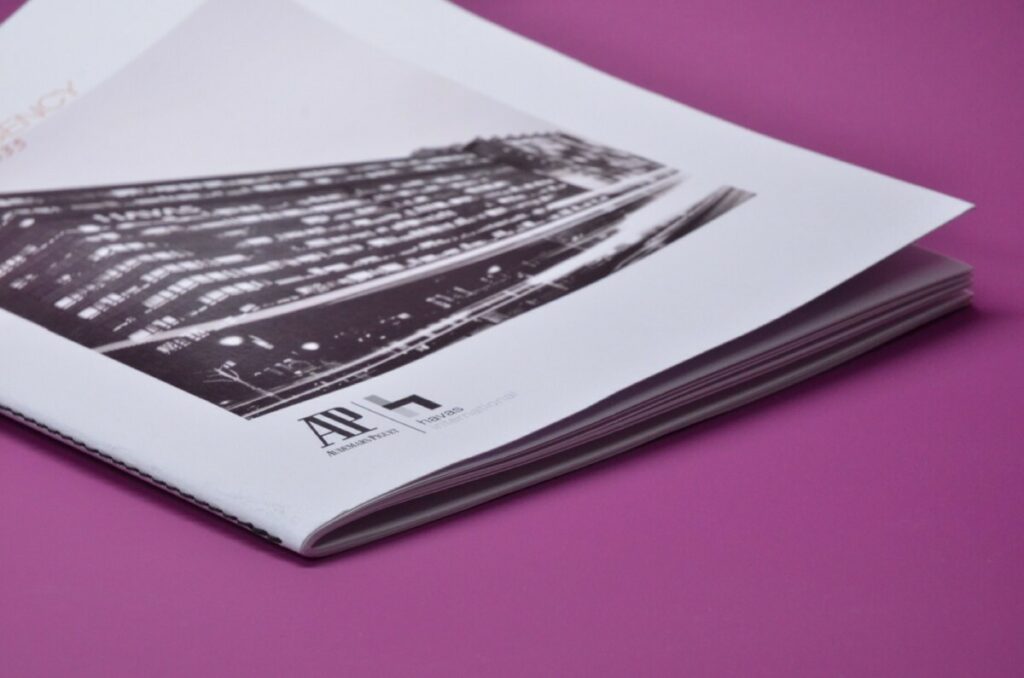 Brochure cabinet d’architecture – Reliure Couture singer et Pochette de présentation avec fermeture Japonaise – Nautilus Superwhite 100gr/m2