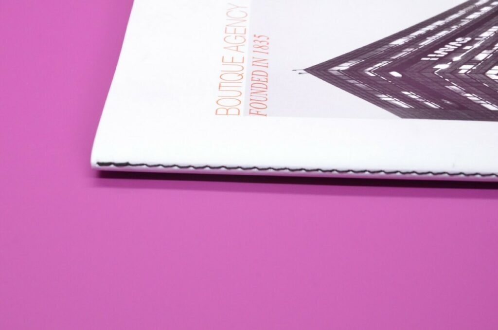 Brochure cabinet d’architecture – Reliure Couture singer et Pochette de présentation avec fermeture Japonaise – Nautilus Superwhite 100gr/m2