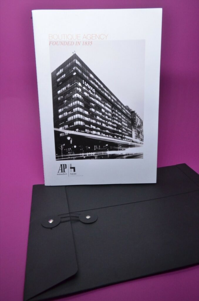 Brochure cabinet d’architecture – Reliure Couture singer et Pochette de présentation avec fermeture Japonaise – Nautilus Superwhite 100gr/m2