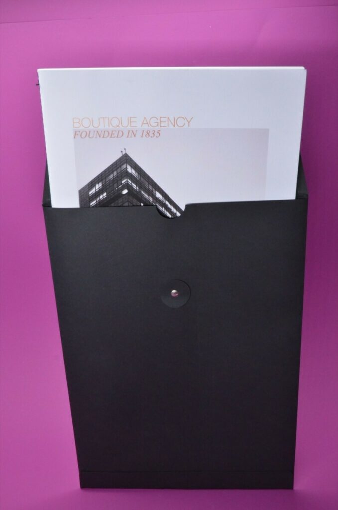 Brochure cabinet d’architecture – Reliure Couture singer et Pochette de présentation avec fermeture Japonaise – Nautilus Superwhite 100gr/m2