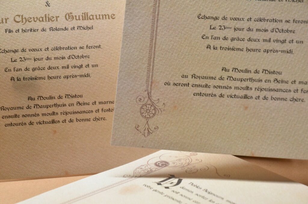 Faire-part thème histoire parchemin avec calligraphie – Tintoretto 140gr/m2 – Impression Pantone OR 872