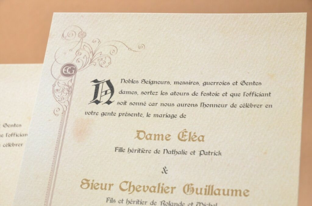 Faire-part thème histoire parchemin avec calligraphie – Tintoretto 140gr/m2 – Impression Pantone OR 872