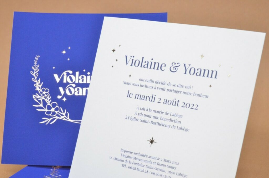 Faire-part de mariage carré Bleu Klein – Contre collage Curious Adiron Blue et Olin Pur Blanc – Marquage à chaud or brillant