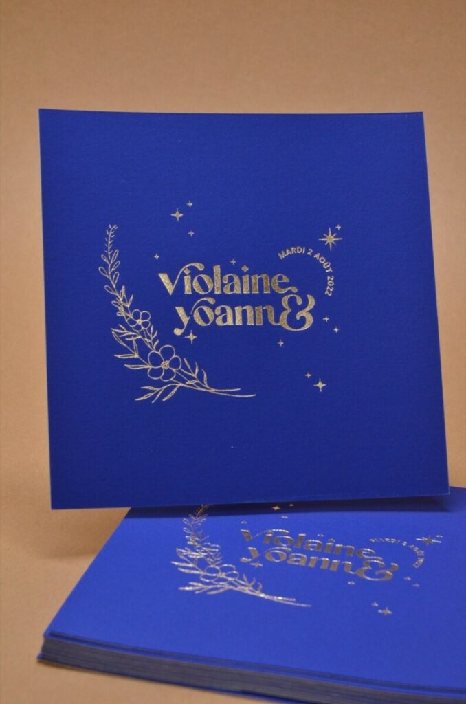 Faire-part de mariage carré Bleu Klein – Contre collage Curious Adiron Blue et Olin Pur Blanc – Marquage à chaud or brillant