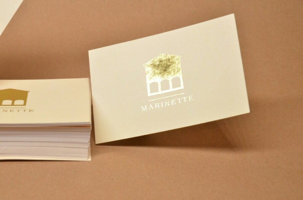 Carte de visite restaurant Marinette Kitchen – Pelliculage Mat et Dorure à chaud or brillant