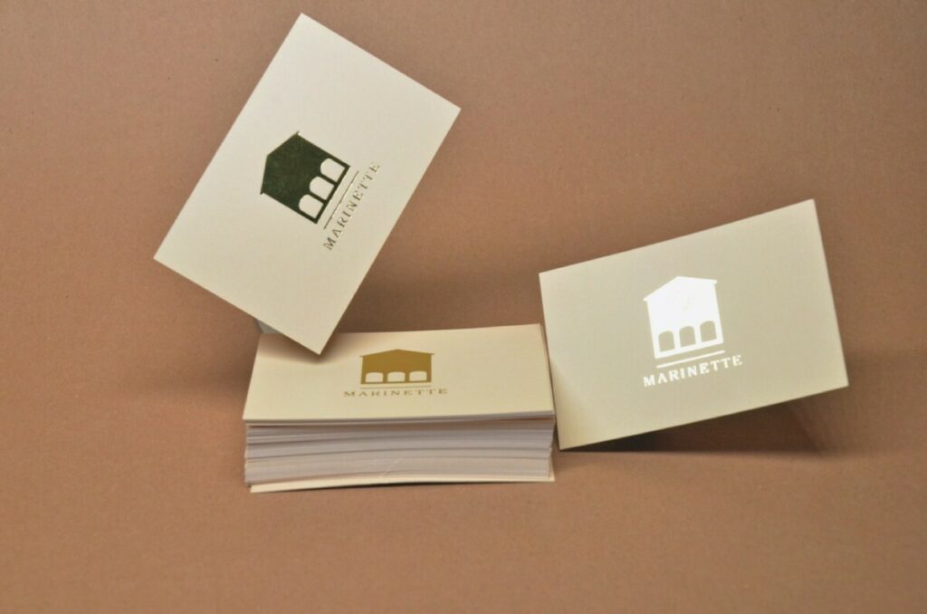 Carte de visite restaurant Marinette Kitchen – Pelliculage Mat et Dorure à chaud or brillant