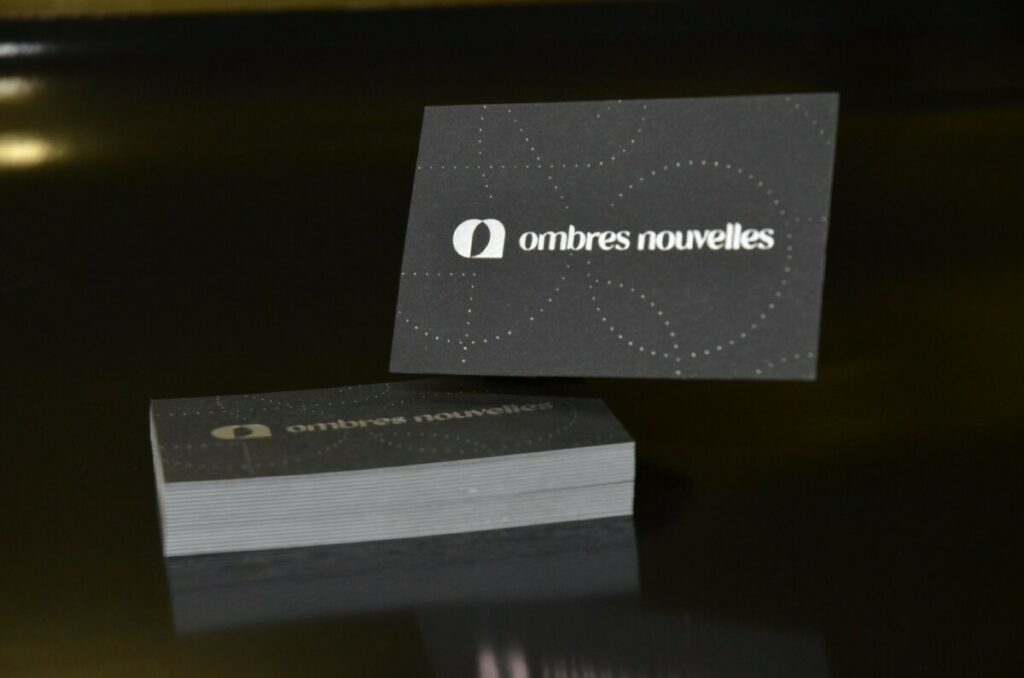 Cartes de visite encre révélable à la lumière – Contre collage duplex 600gr/m2 – Old mill premium white – Sirio Black  – Marquage à chaud argent Mat