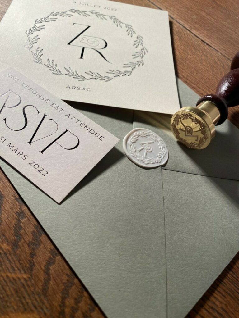 Faire-part luxe avec marquage à noir et couronne d’olivier – Colorplan Mist 350gr/m2 – Keaykolour China White – Cachet de cire blanc – Enveloppes vert olive