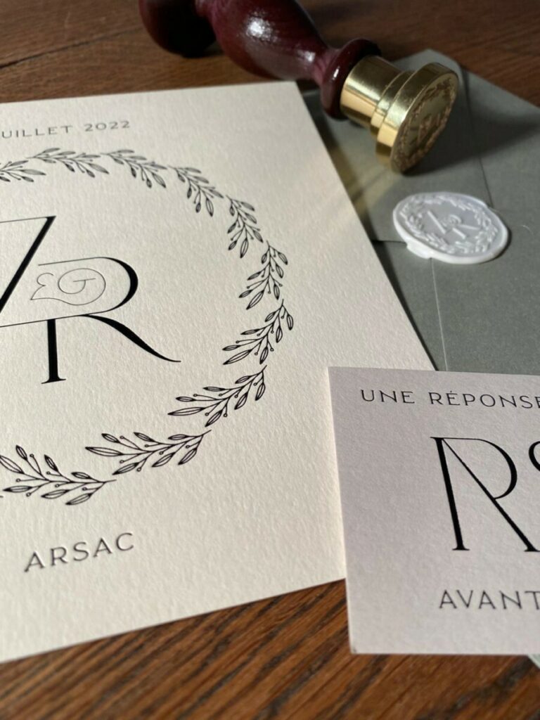 Faire-part luxe avec marquage à noir et couronne d’olivier – Colorplan Mist 350gr/m2 – Keaykolour China White – Cachet de cire blanc – Enveloppes vert olive