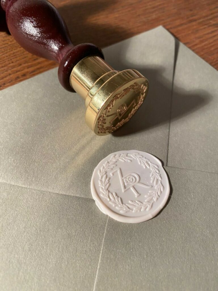 Faire-part luxe avec marquage à noir et couronne d’olivier – Colorplan Mist 350gr/m2 – Keaykolour China White – Cachet de cire blanc – Enveloppes vert olive