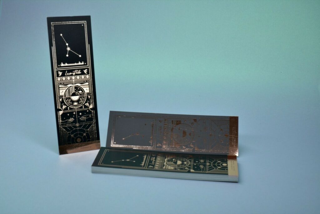 Marque page graphique constellation – Dorure numérique rose gold sur pelliculage mat impression noir