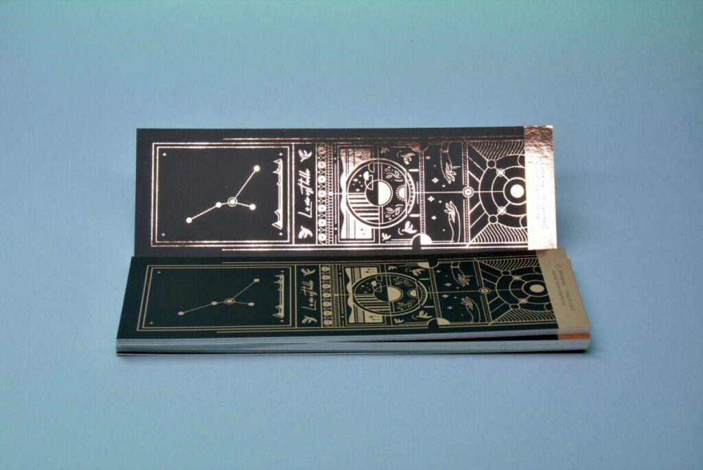Marque page graphique constellation – Dorure numérique rose gold sur pelliculage mat impression noir