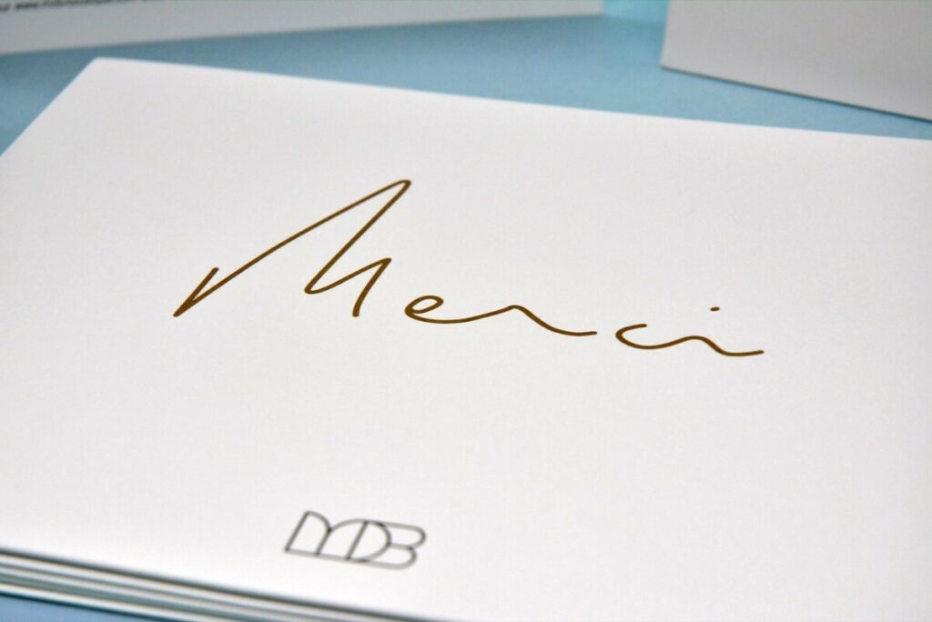 Papeterie pour boutique mobilier et déco – Carte cadeau, porte facture, carte de remerciement – impression Pantone OR 872 – Olin regular extra blanc