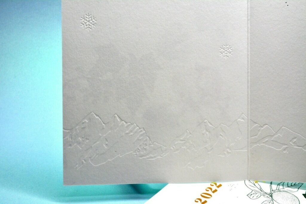 Carte de voeux parfumeur – Impression Pantone 2 couleur – Marquage à chaud Or brillant – Gaufrage Montagnes – Old Mill 300gr premium White