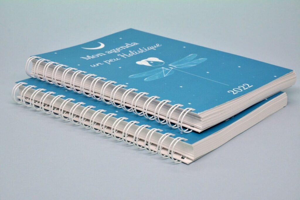 Agenda A5 pour Illustratrice Oracle – Reliure Spirale metal Wire O – Couvertures contre collées 600gr/m2 avec pelliculage Mat