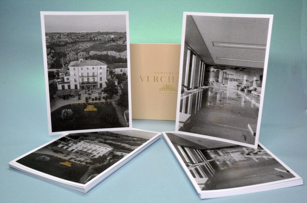 Bon cadeau et wrapping en dorure pour Hôtel 5 étoiles – Sirio color Sabbia 290gr – Marquage Or mat 429