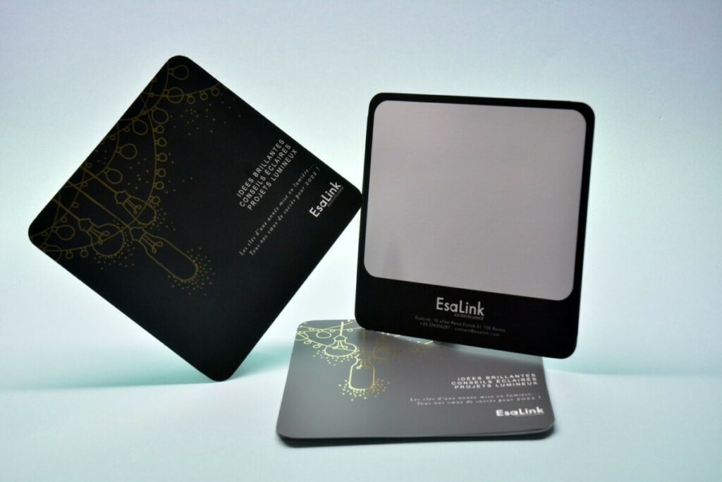 Carte de voeux start-up en dorure numérique OR, pelliculage soft touch – découpe 4 angles arrondis 9mm
