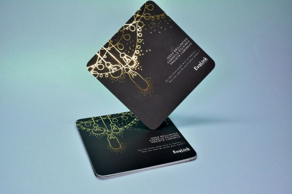 Carte de voeux start-up en dorure numérique OR, pelliculage soft touch – découpe 4 angles arrondis 9mm