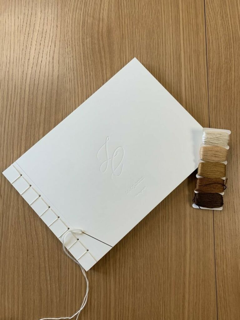 Livre d’or mariage en couture japonaise et débossage Pur monograme – Old Mill 300gr Premium White