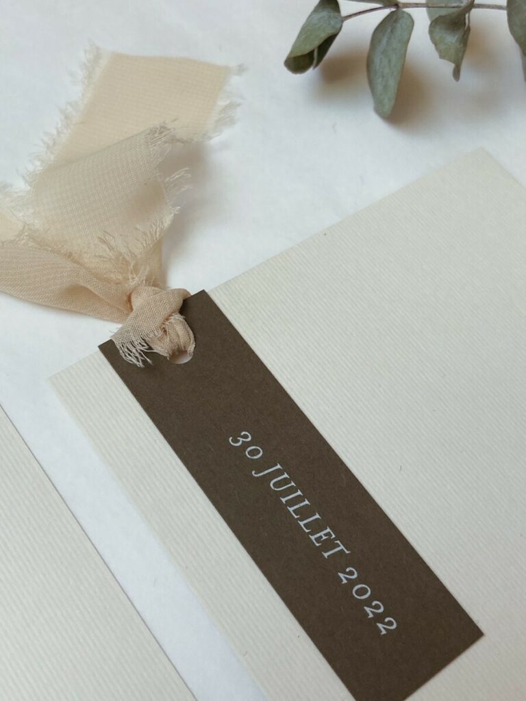 Faire-part de mariage élégant en papier recyclé texturé blanc et kaki avec ruban – Biocycle Wheat 300gr/m2 – Extract Khaki 360gr/m2