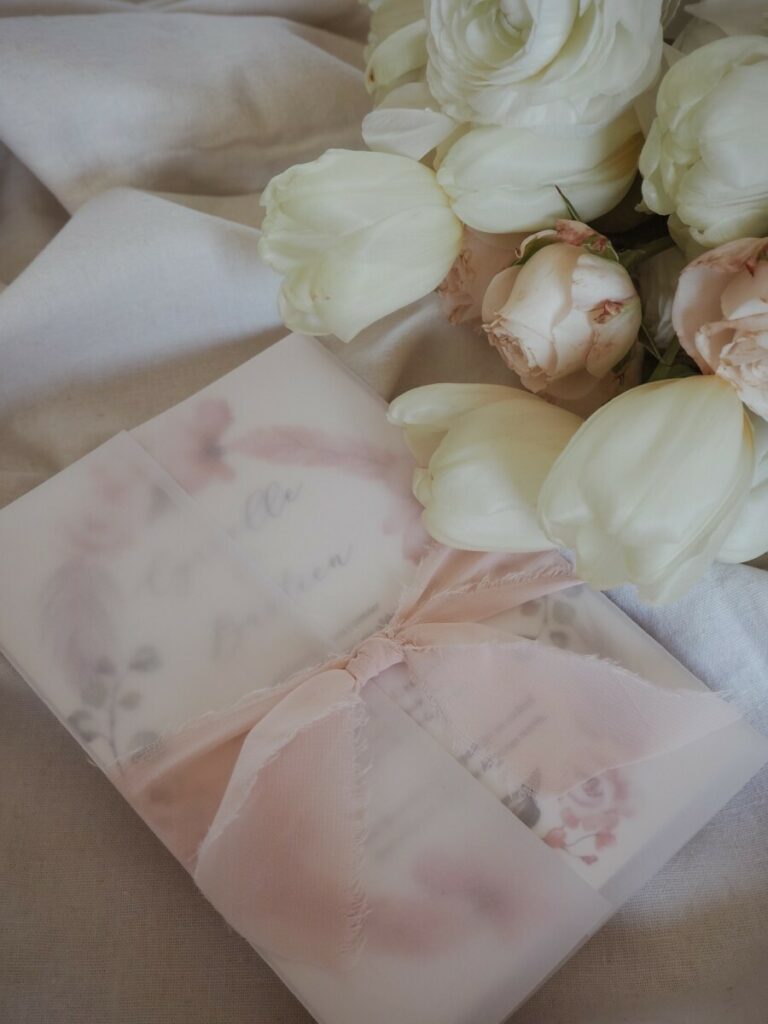 Faire-part fleuri avec pochette calque et ruban rose poudré – Calque 230gr en Pli fenêtre – Papier Arches Texturé 400gr/m2