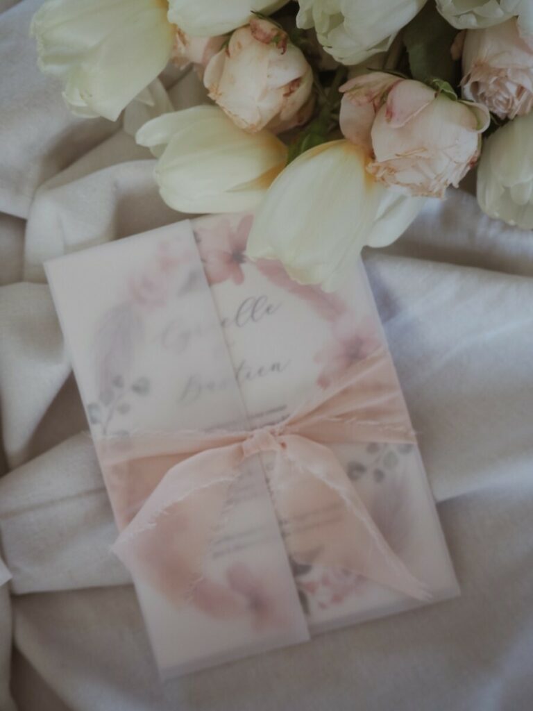 Faire-part fleuri avec pochette calque et ruban rose poudré – Calque 230gr en Pli fenêtre – Papier Arches Texturé 400gr/m2