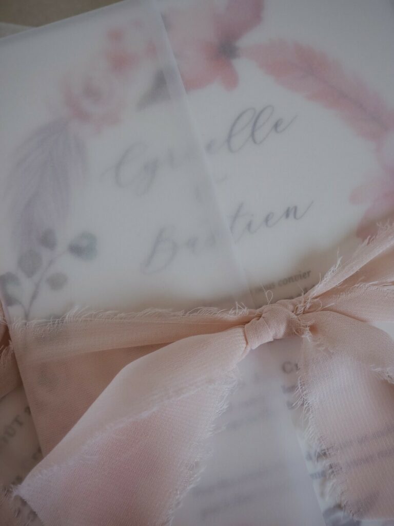 Faire-part fleuri avec pochette calque et ruban rose poudré – Calque 230gr en Pli fenêtre – Papier Arches Texturé 400gr/m2